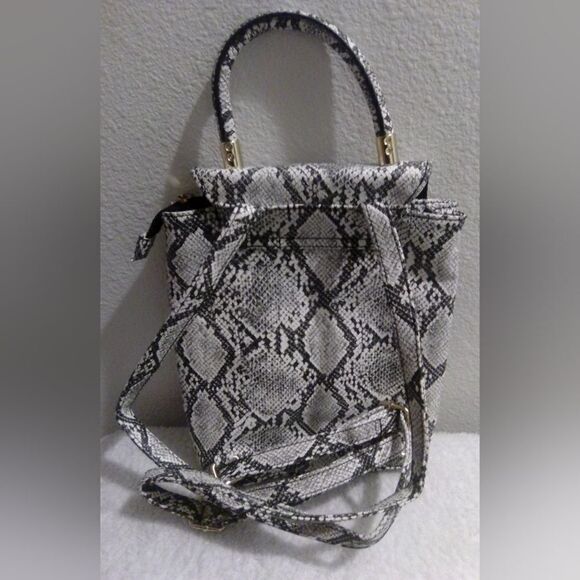 Le Chateau Black & White Snake Print Backpack - like new never used - Picture 5 of 10